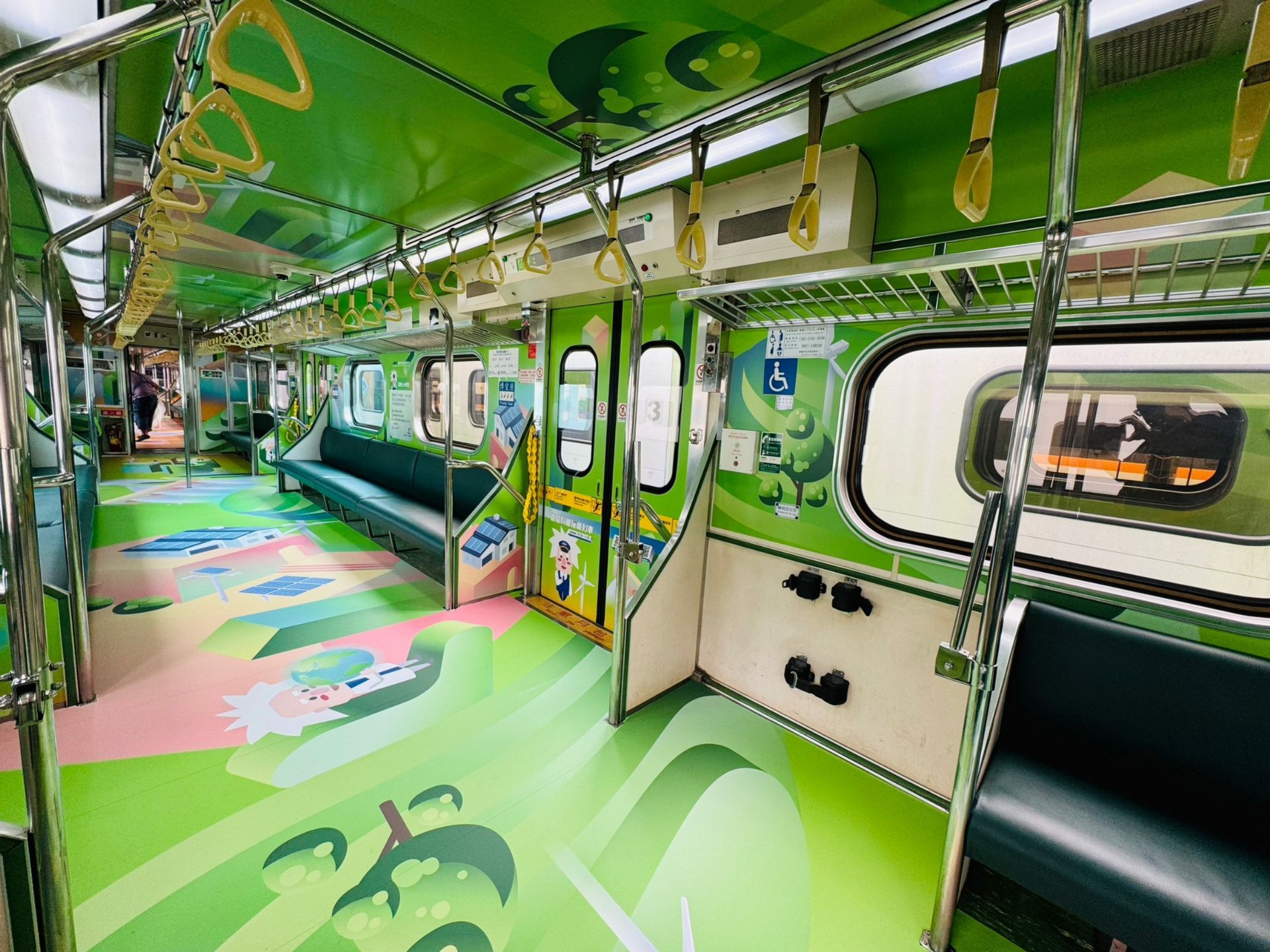 圖2：【綠色永續】主題車廂內部彩繪
