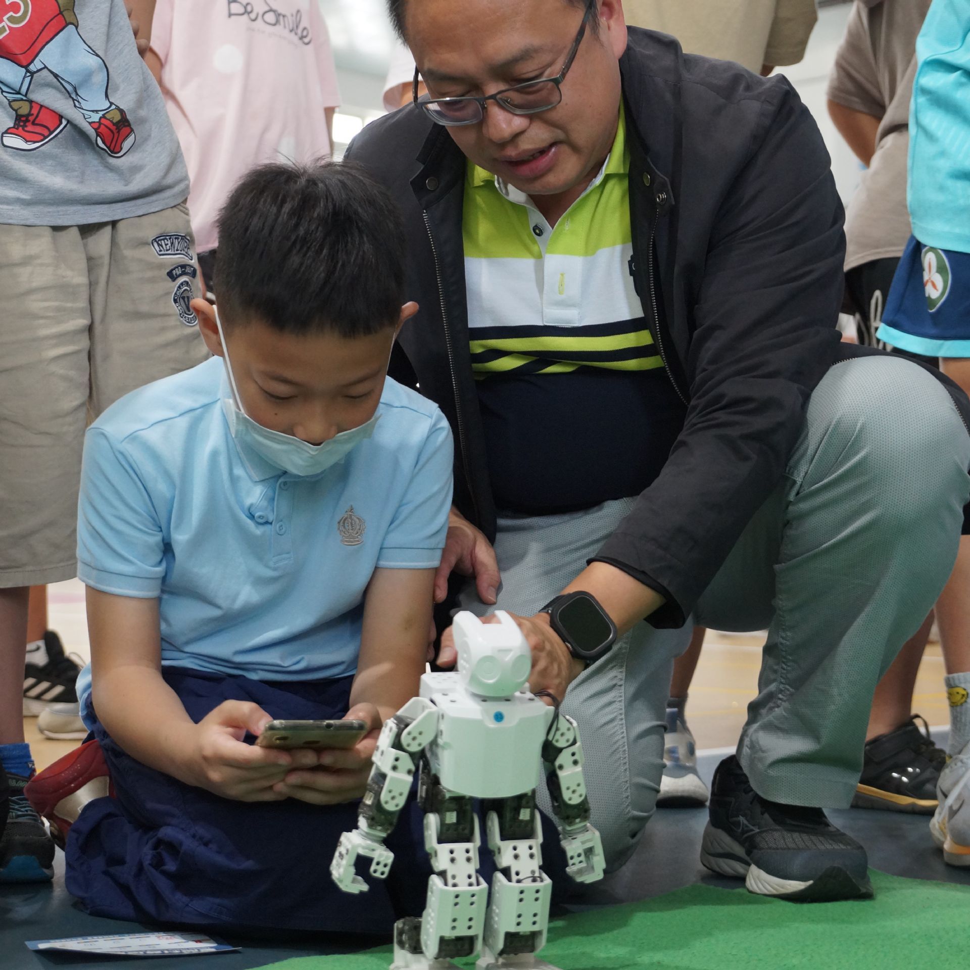 圖 5：親身操作AI機器人