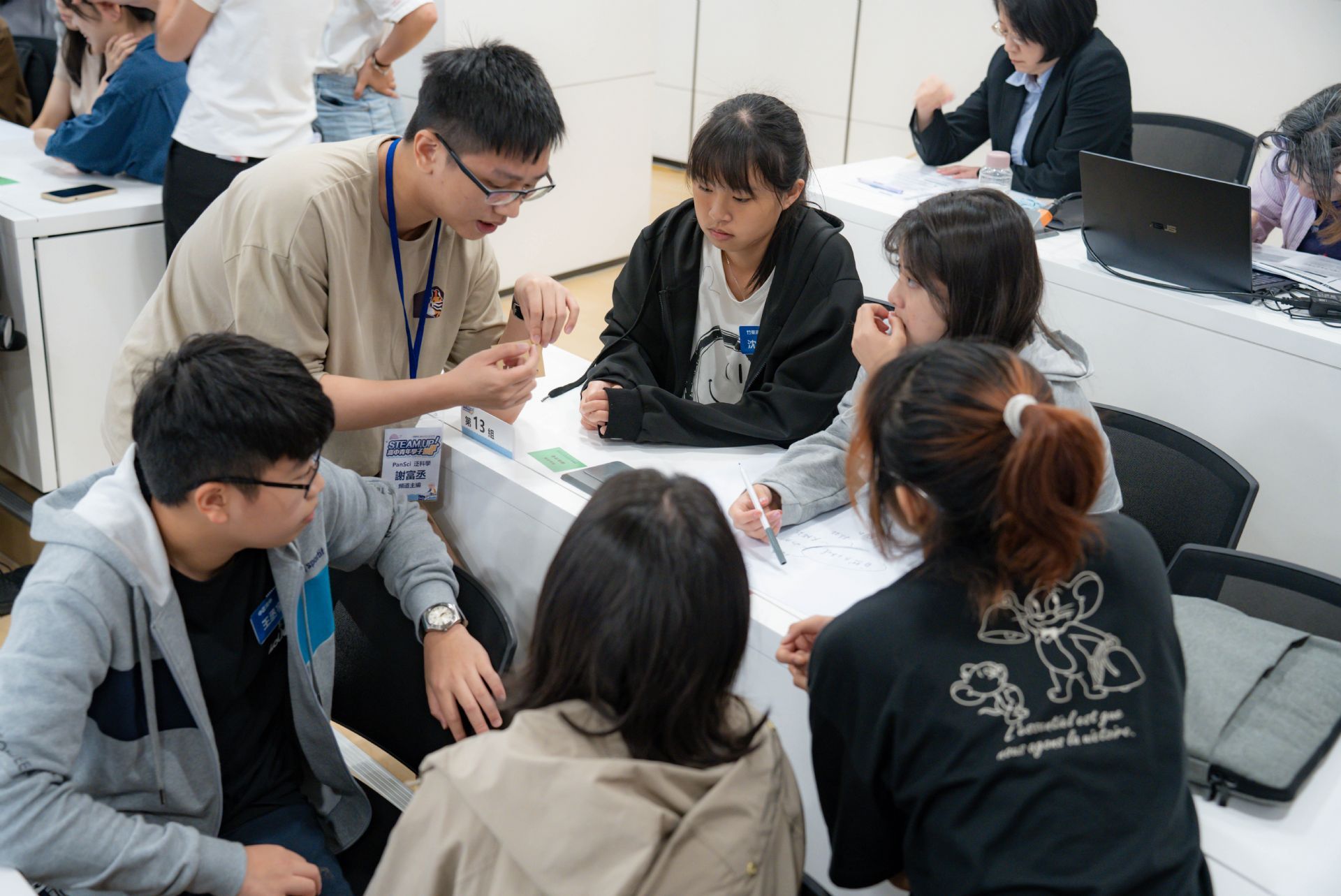 圖 6：學生影音工作坊分組討論