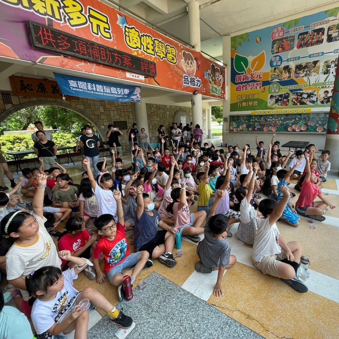 圖6：學童熱烈響應關主問答