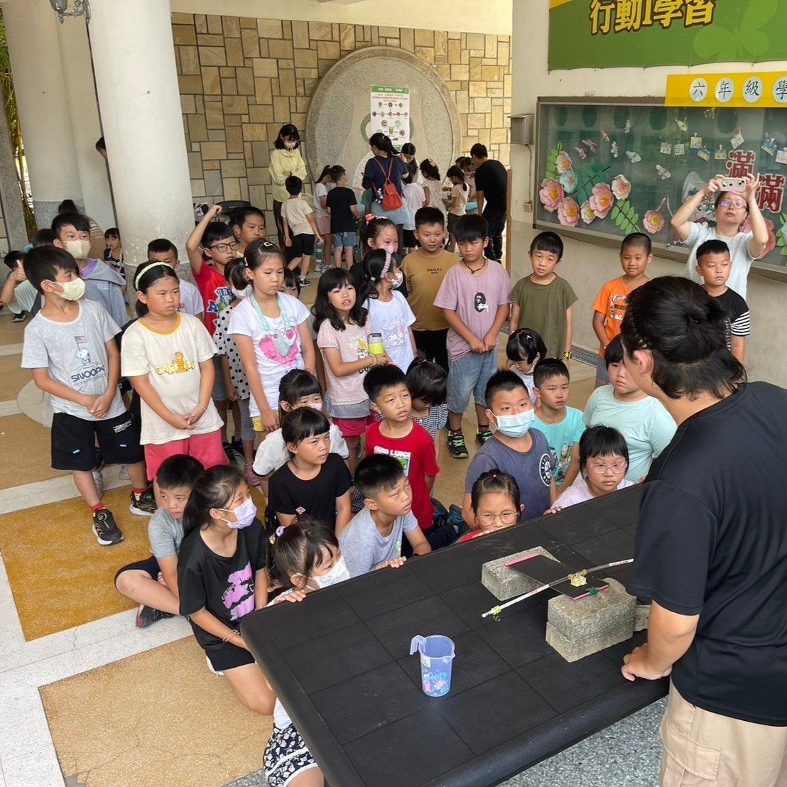 圖4：學童聆聽老師講解搖擺機器人實驗