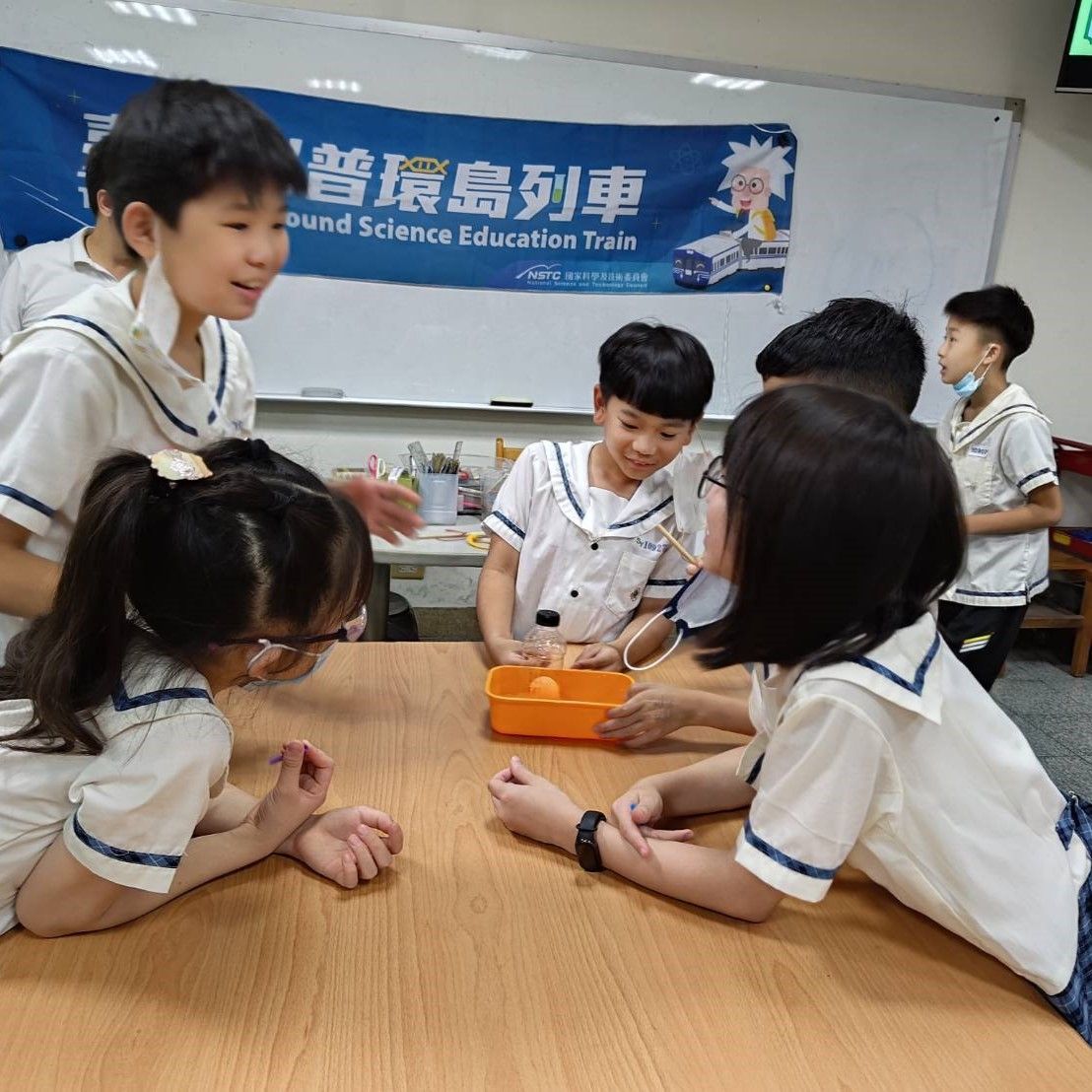 圖3：學童體驗大氣壓力實驗