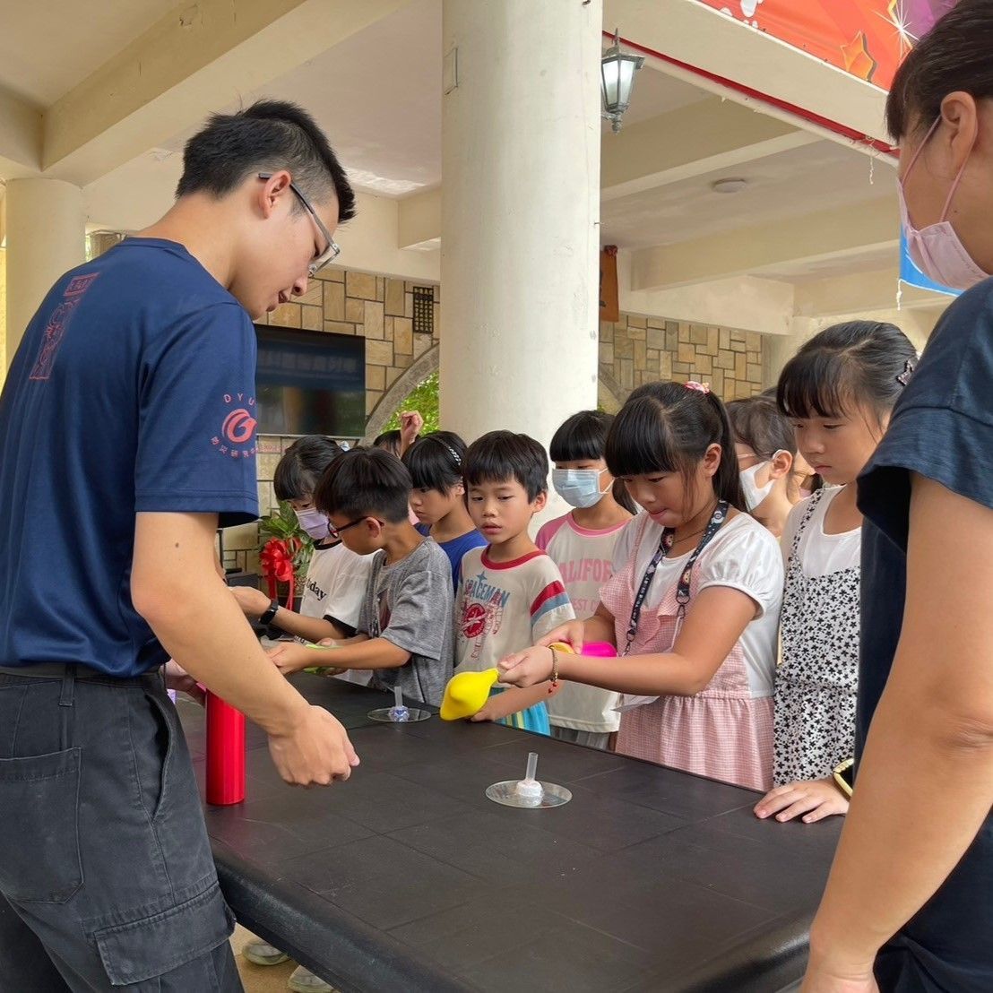 圖3：學童體驗空氣飛船實驗