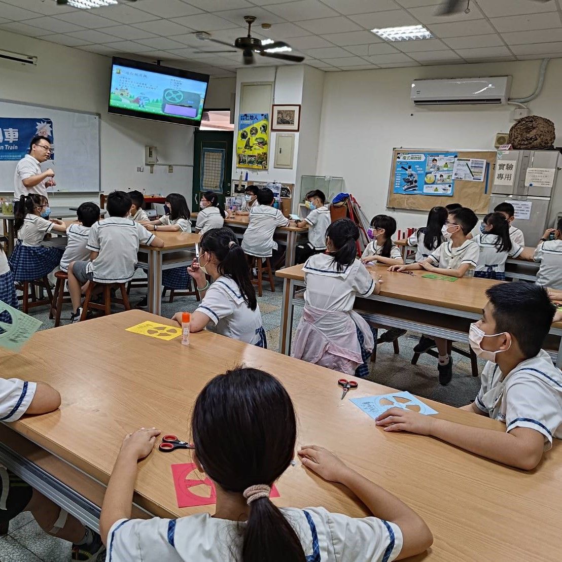 圖2：老師向學童講解實驗原理