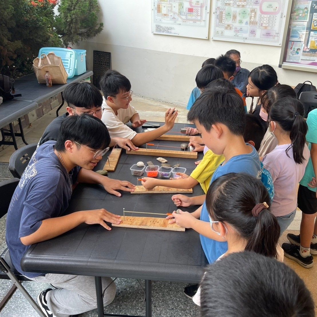 圖2：關主與學童互動教學