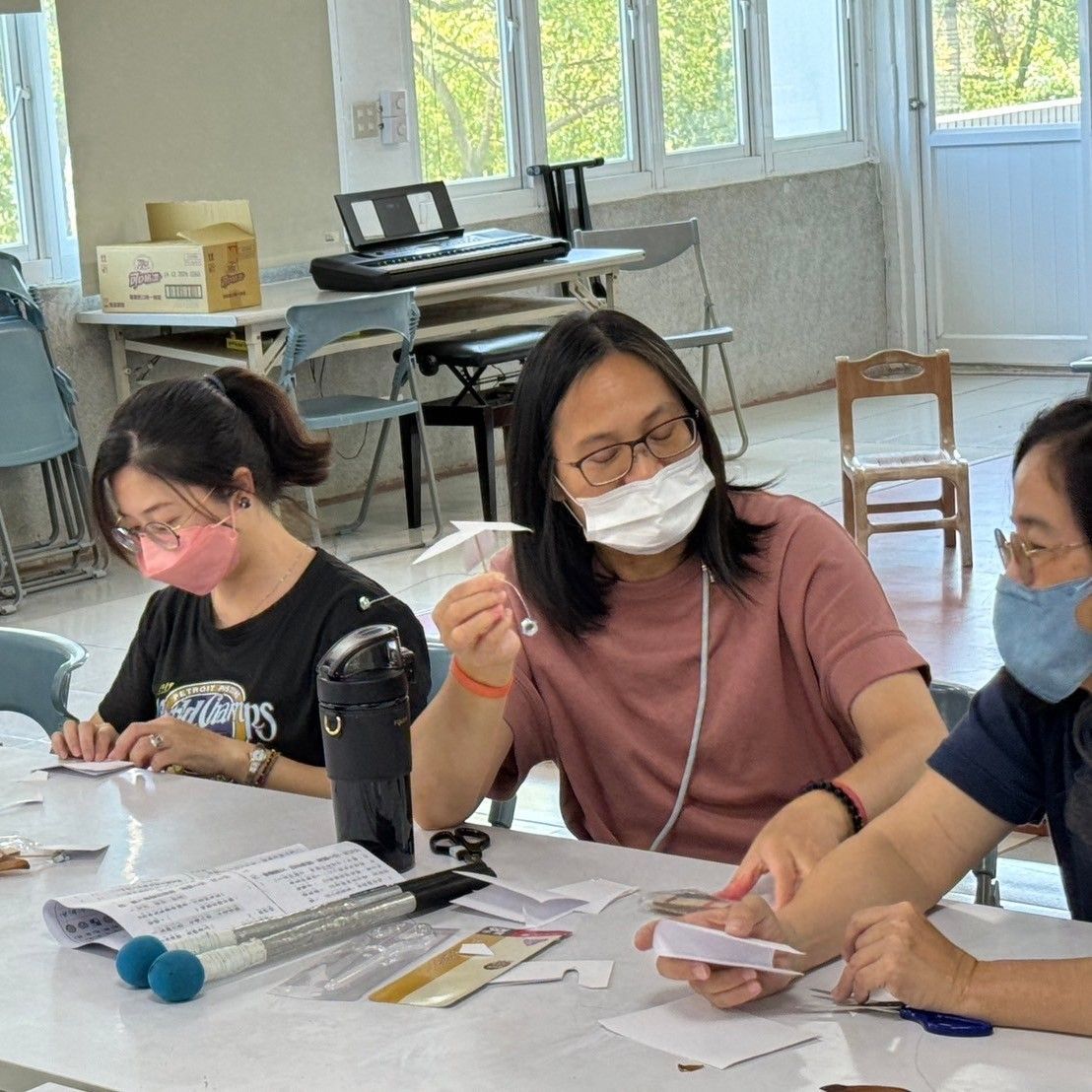 圖 4：老師陪同製作鐵絲平衡鳥實驗