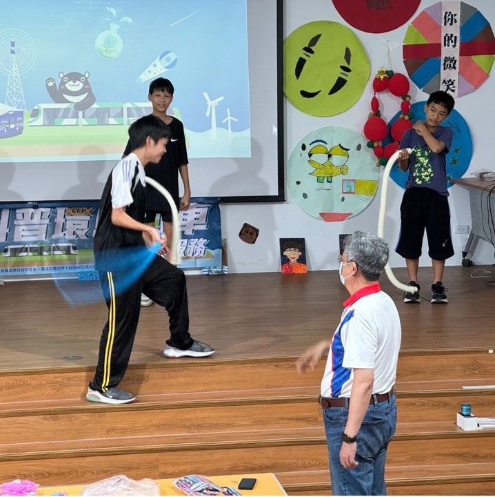圖 2：學生體驗聲動水管